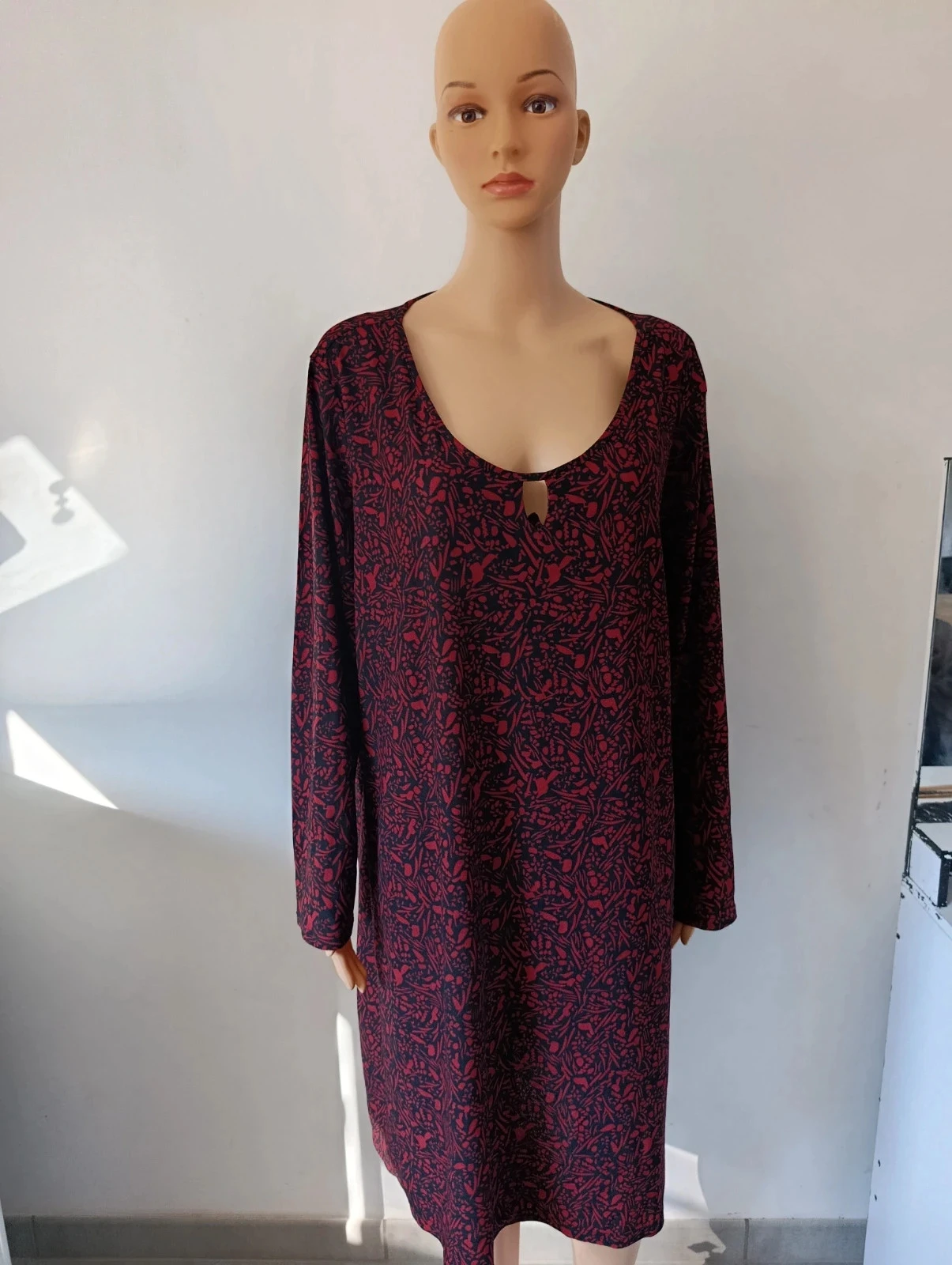 Vestido Inextenso 3XL preto e bordeaux estampado - Mangas compridas - Corte fluido tamanho grande – photo 4